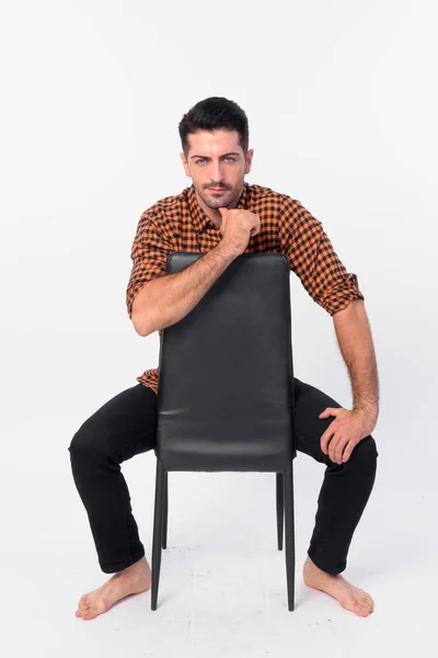 Cuerpo completo disparo de guapo barbudo hipster hombre sentado en silla — Foto de Stock