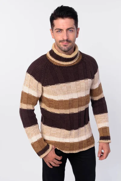 Beau barbu homme portant col roulé pull prêt pour l'hiver — Photo