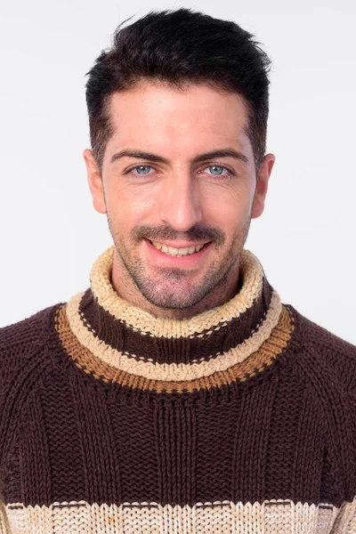 Cara de hombre barbudo guapo feliz sonriendo y listo para el invierno — Foto de Stock