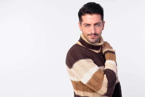 Schöner bärtiger Mann blickt in die Kamera und ist bereit für den Winter — Stockfoto