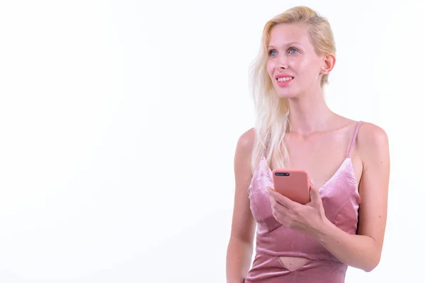 Mutlu genç sarışın kadın parti hazır telefon kullanırken düşünme — Stok fotoğraf