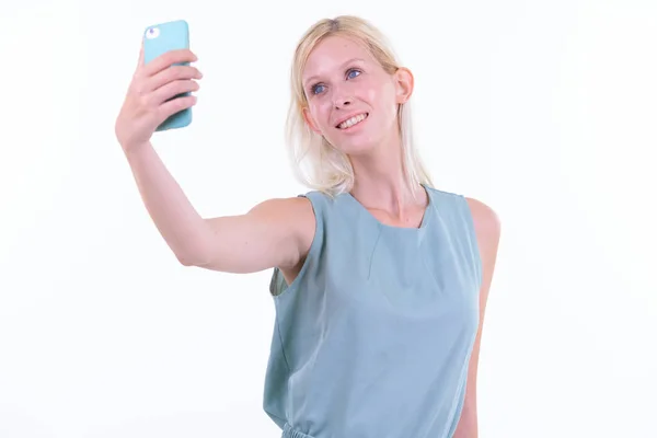 Porträtt av lycklig ung vacker blond kvinna tar Selfie — Stockfoto