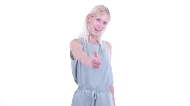 Щаслива молода красива блондинка вказує на камеру — стокове відео