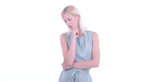 Mujer rubia joven estresada pensando y mirando hacia abajo — Vídeo de stock
