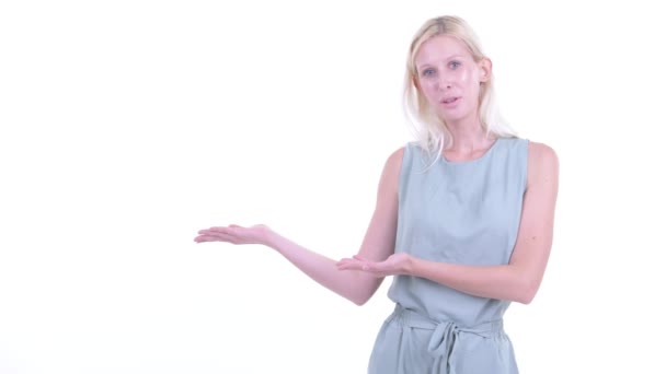Szczęśliwy młody Blondynka kobieta rozmowa podczas pokaz coś — Wideo stockowe