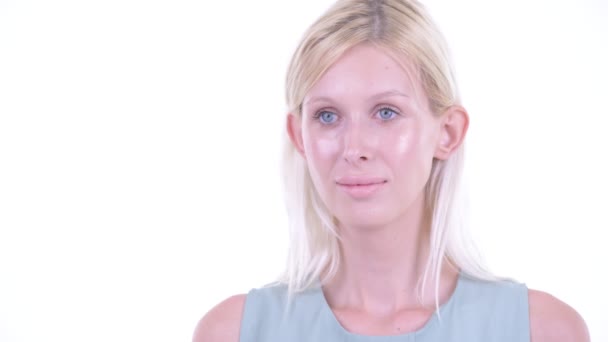 Gezicht van gelukkige jonge mooie blonde vrouw die denken — Stockvideo