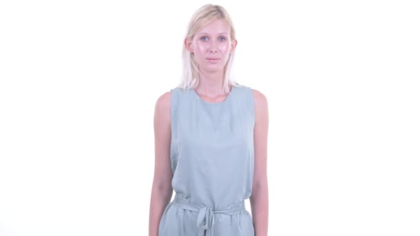 Glücklich junge schöne blonde Frau lächelt — Stockvideo