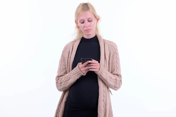Telefon kullanarak genç güzel sarışın hamile kadın — Stok fotoğraf