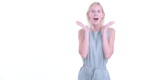 Šťastná Mladá blondýnka chytá prsty a vypadá rozrušená — Stock video