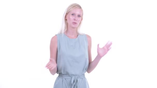 Happy young beautiful blonde woman presenting something — Stock Video