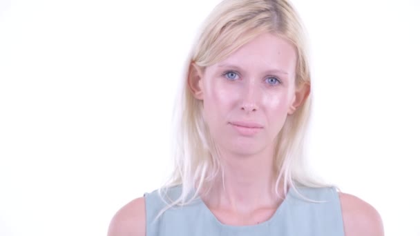 Visage de la jeune femme blonde stressée donnant pouces vers le bas — Video