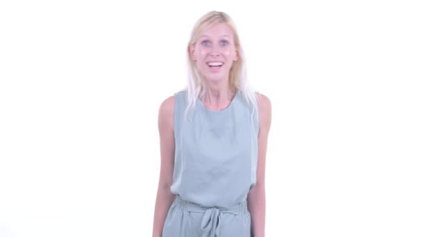 Glad ung vacker blond kvinna får bra nyheter — Stockvideo