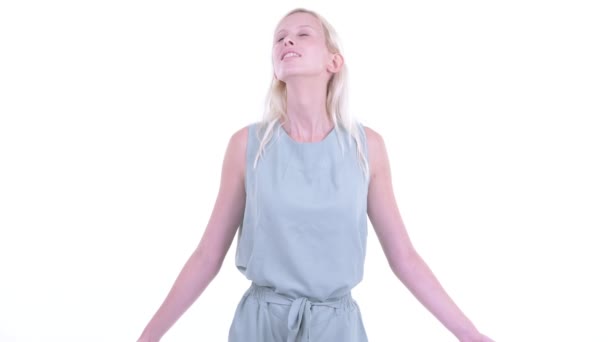 Счастливая молодая красивая блондинка расслабляется с закрытыми глазами — стоковое видео