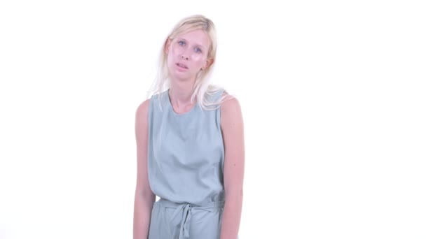 Verdrietig jonge blonde vrouw geven duimen naar beneden — Stockvideo