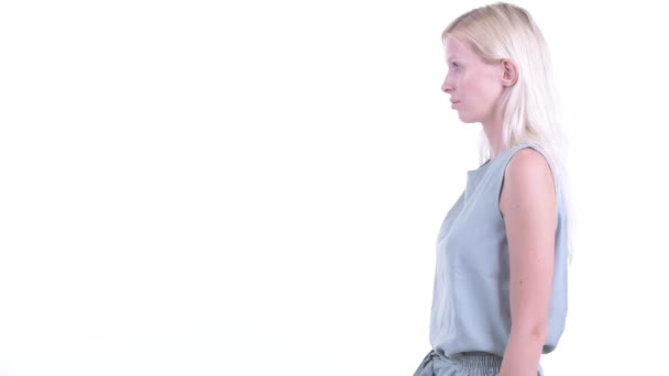 Profiel te bekijken van gelukkige jonge mooie blonde vrouw die denken — Stockvideo
