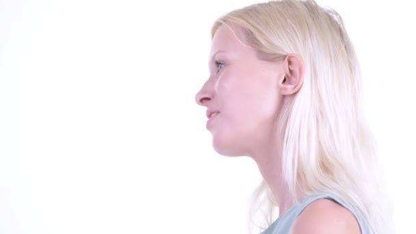 Крупним планом вид з профілю щасливої молодої красивої блондинки розмовляє — стокове відео