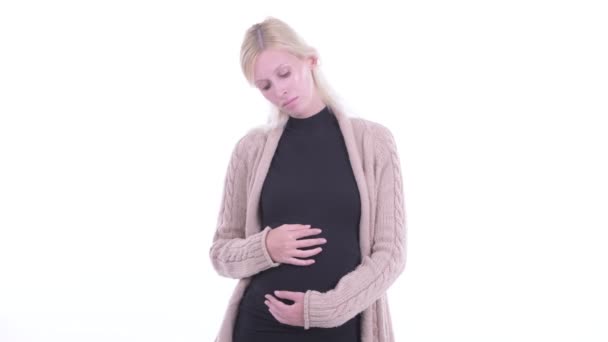 Ledsen ung blondin gravid kvinna ger tummen ner — Stockvideo