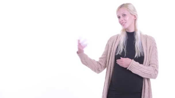 Mutlu genç sarışın hamile kadın bir şey gösterirken konuşuyor — Stok video