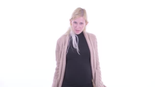ダンベルで運動する幸せな若いブロンドの妊娠中の女性 — ストック動画