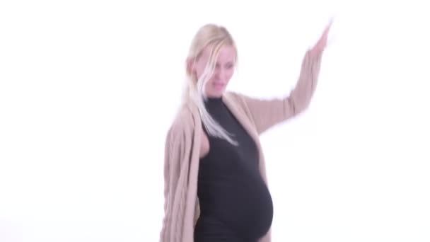 Lycklig ung blondin gravid kvinna dansar — Stockvideo