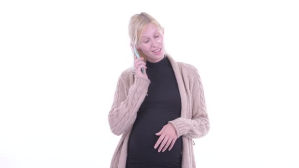 Lycklig ung blondin gravid kvinna pratar i telefon — Stockvideo