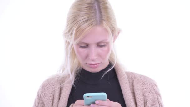 Face of Happy ung blondin gravid kvinna med telefon och ser förvånad — Stockvideo