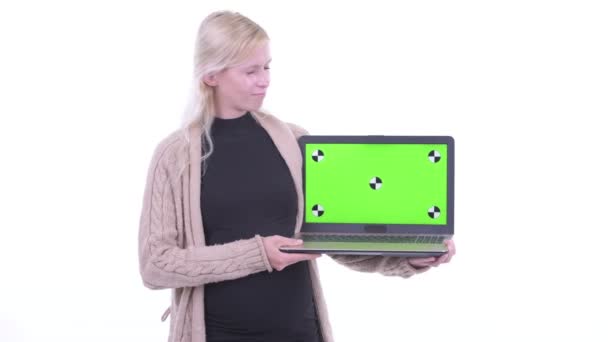 Stressed young blonde pregnant woman talking while showing laptop — Stock Video