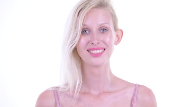 Rosto de feliz jovem bela mulher loira sorrindo — Vídeo de Stock