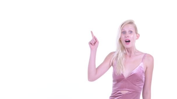Lycklig ung vacker blond kvinna som pekar uppåt och ser upphetsad — Stockvideo