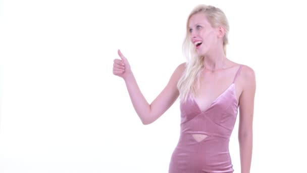 Glückliche junge blonde Frau schnippt mit den Fingern und gibt die Daumen nach oben — Stockvideo