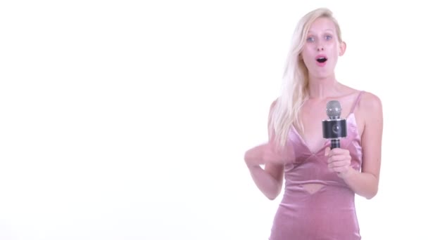 Lycklig ung vacker blond kvinna som värd presentera något — Stockvideo