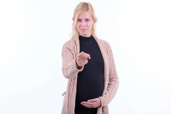 Gadis pirang cantik yang sedang hamil menunjuk ke kamera — Stok Foto