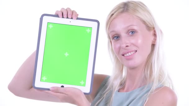 얼굴 의 행복한 젊은 금발의 여자 보여주는 디지털 태블릿 — 비디오