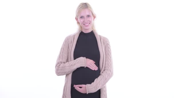 Joyeux jeune blonde femme enceinte souriant et tenant ventre — Video