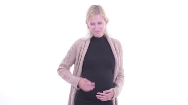 Счастливая молодая блондинка беременная женщина с большими пальцами вверх — стоковое видео