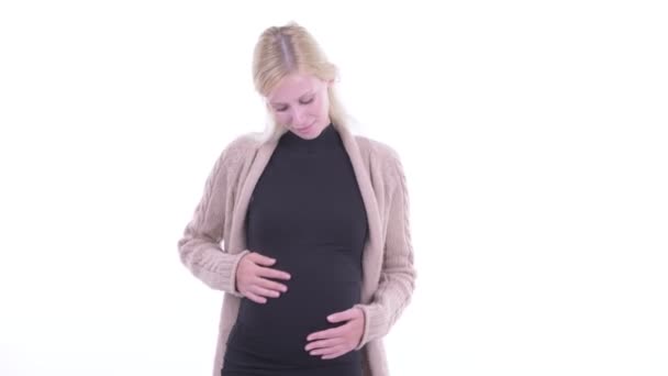 Lycklig ung blondin gravid kvinna ger tummen upp och ser upphetsad — Stockvideo