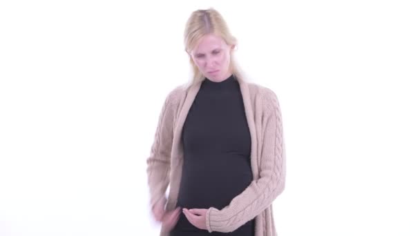 Colère jeune femme blonde enceinte donnant pouces vers le bas — Video