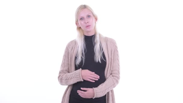 Lycklig ung blondin gravid kvinna pratar med kamera — Stockvideo