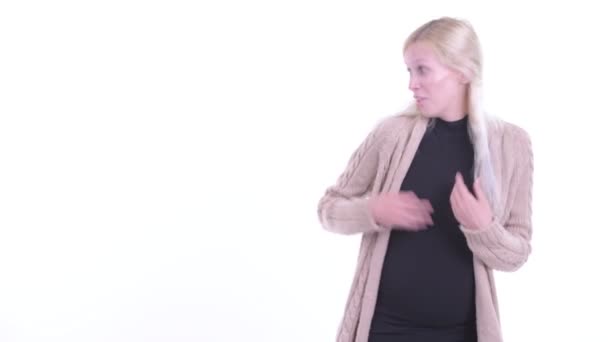 Joyeux jeune femme blonde enceinte montrant quelque chose et l'air excité — Video