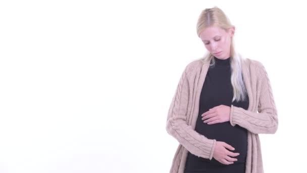 Stressad ung blondin gravid kvinna visar något — Stockvideo