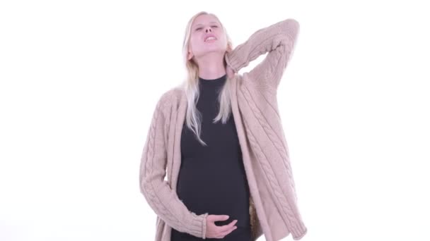 Stressad ung blondin gravid kvinna med nacksmärta — Stockvideo