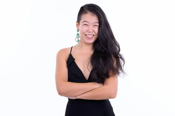 Ritratto di felice bella donna asiatica sorridente con le braccia incrociate pronta a far festa — Foto Stock