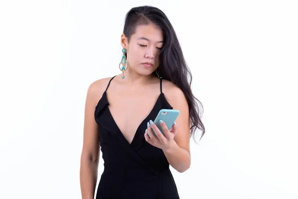 美丽的亚洲女人的肖像使用手机准备党 — 图库照片