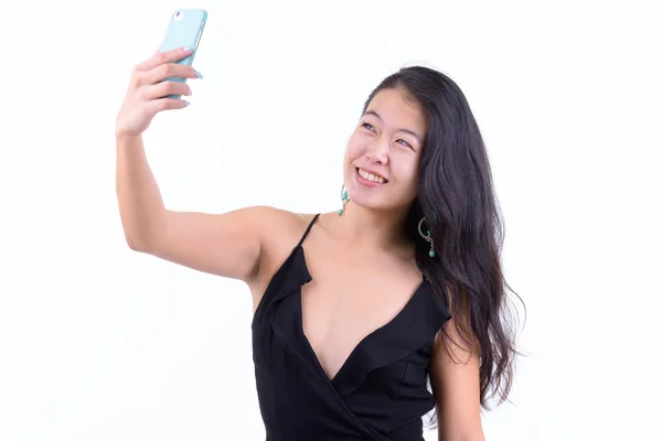 Portret van gelukkig mooie Aziatische vrouw nemen selfie — Stockfoto