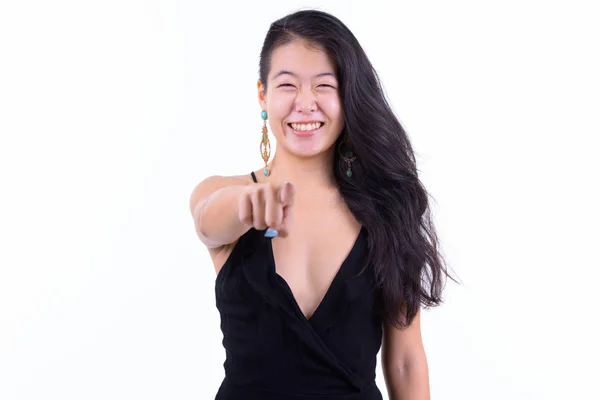Portrait de belle femme asiatique heureuse pointant vers la caméra prête à faire la fête — Photo