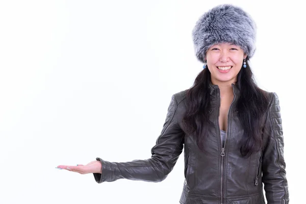 Портрет щасливої прекрасної азіатської жінки показуючи щось готове для зими — стокове фото