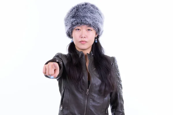 Retrato de bela mulher asiática apontando para a câmera pronta para o inverno — Fotografia de Stock