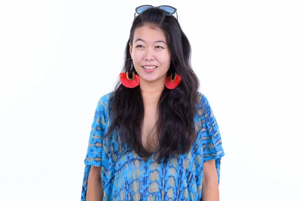 Портрет щасливого прекрасного азіатського туриста жінки, що думає готовий для відпочинку — стокове фото