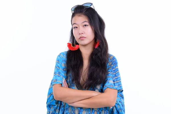 Retrato de bela mulher turística asiática com braços cruzados prontos para férias — Fotografia de Stock