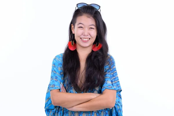 Πορτραίτο του Happy όμορφη Ασιατική τουριστική γυναίκα χαμογελά με τα χέρια σταυρωμένα έτοιμο για διακοπές — Φωτογραφία Αρχείου